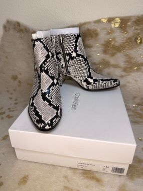 NWB Calvin Klein Fiona Womens 7 Black GrayWhite Snake Print Ankle Boots Side Zip
